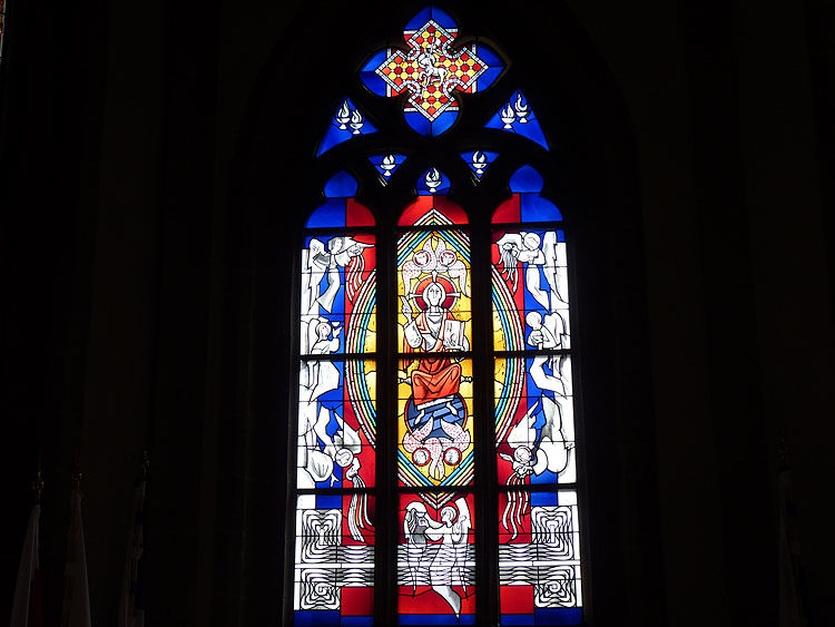 9. Chorfenster mittig Das mittlere Fenster zeigt die ursprüngliche Form. Es war eine lange Zeit zugemauert und wurde erst 1991 wieder geöffnet und das Maßwerk erneuert. Die Glasgestaltung stammt von Nikolaus Bette aus Essen. Sie greift Bilder aus der Offenbarung des Johannes auf. In der Mitte Christus als Allherrscher in der „Mandorla“, umgeben von den Engeln, welche die sieben Schalen des Zornes beim Endgericht ausgießen. Darunter das „gläserne Meer“. Im Oberteil die sieben Flammen, die vor dem Thron Gottes brennen, ganz oben im Vierpass der Grundriss der Heiligen Stadt Jerusalem. Die schmalen hohen Fenster sind in dieser Form erst nach dem Brand der Kirche in 1684 eingefügt worden, als auch der Chor, der vorher niedriger war, auf seine jetzige Höhe gebracht wurde. Die Glasfenster stammen aus dem Jahr 1897, von der Firma Heinrich Ely aus Kassel-Welheiden. Sie zeigen von links: die heilige Lioba, den heiligen Josef, den heiligen Heinrich, die heilige Elisabeth, den heiligen Bonifatius und den heiligen Sturmius. In den kleinen Feldern unten sind Szenen aus dem Leben dieser Heiligen dargestellt.